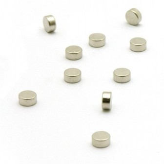 Discuri magnetice argintii pe fundal alb