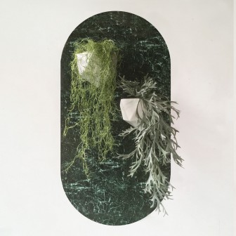 Sticker magnetic decorativ cu aspect de marmură verde, oval.