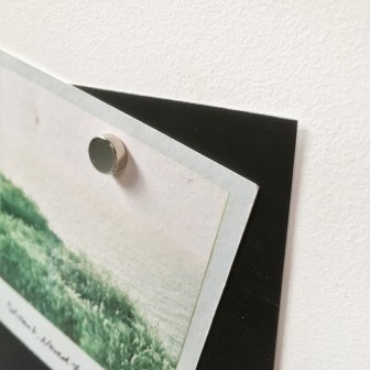 Discuri magnetice argintii pe fundal alb