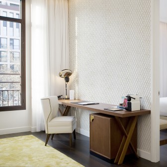 Tapet lavabil cu design geometric modern Ecailles 2501-5, perfect pentru decorarea spatiilor moderne.