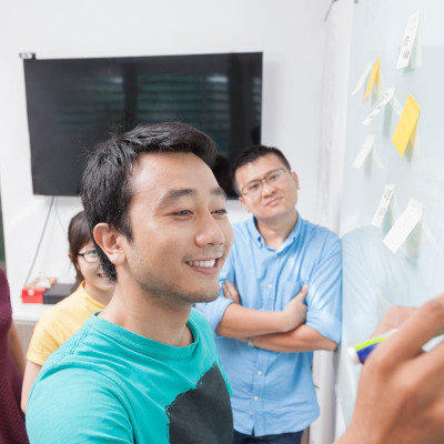 Echipă care lucrează la un perete whiteboard MagWrite Gloss
